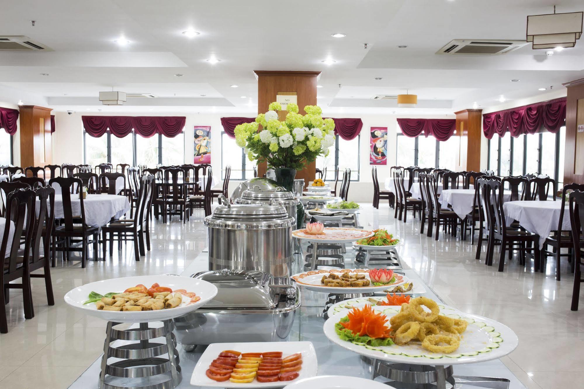 Sea Front Hotel Da Nang Bagian luar foto