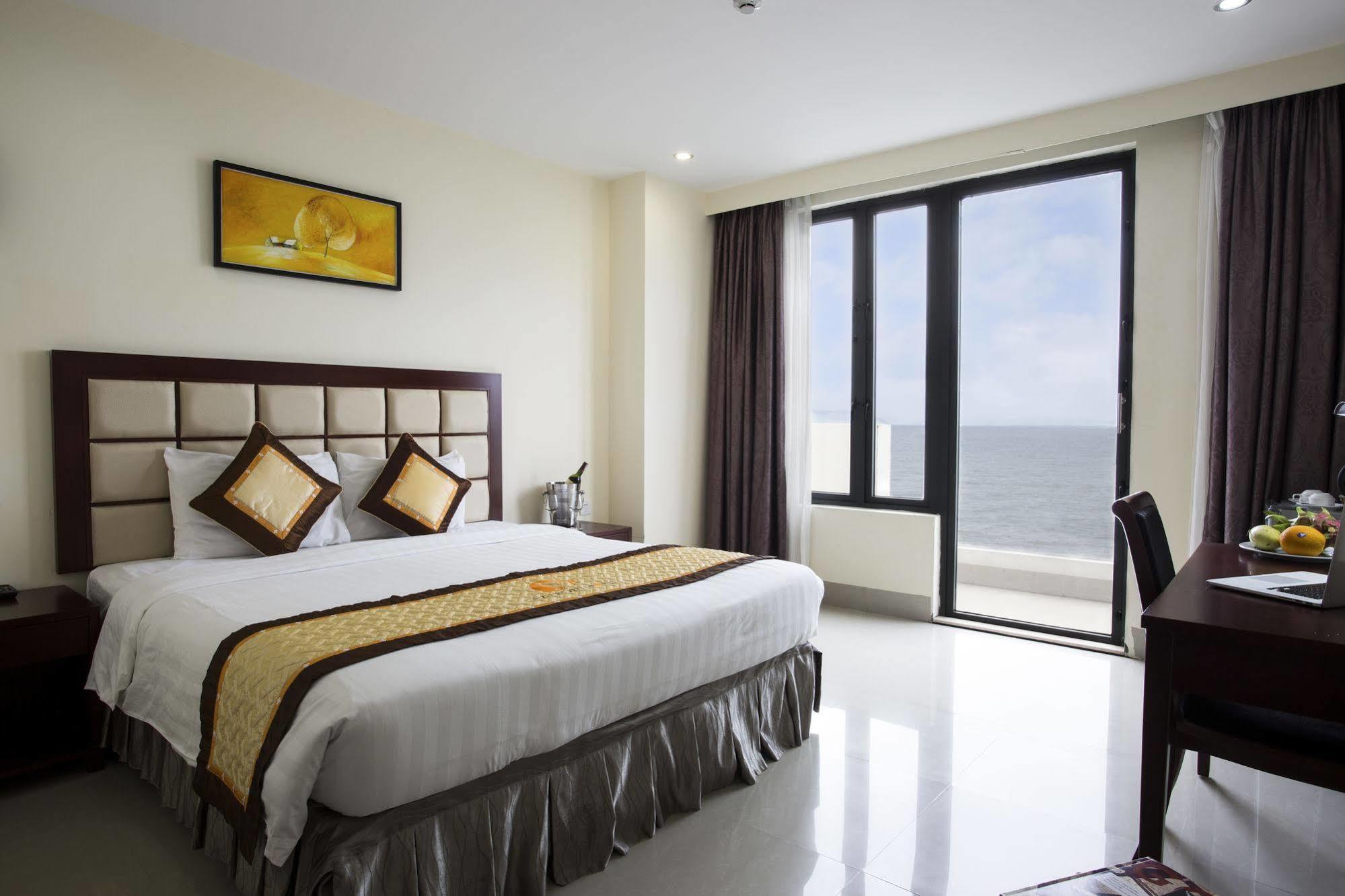 Sea Front Hotel Da Nang Bagian luar foto